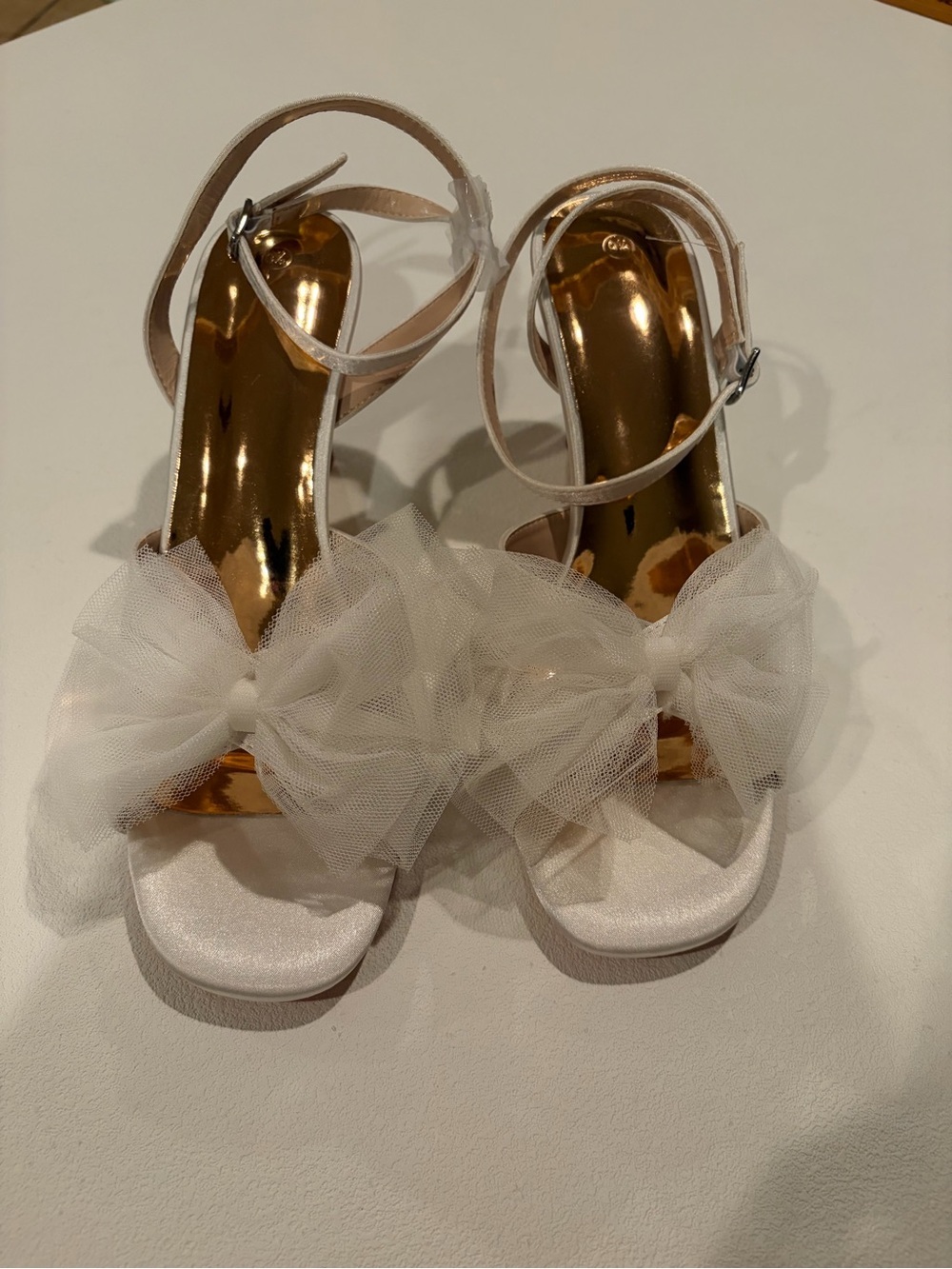 Coutgo White Satin Bow bridal heels- Size 9.5 New in Box